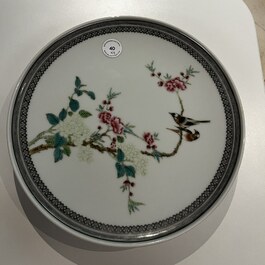 Un pot &agrave; pinceaux et un plat en porcelaine de Chine famille rose et une paire de pots couverts en bleu et blanc, 19/20&egrave;me