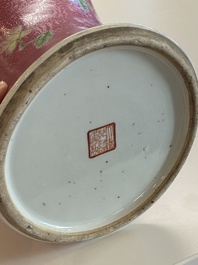Een Chinese famille rose sgraffito vaas met robijnrode fondkleur, Qianlong merk, Republiek