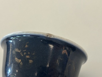 Paire de bols sur piedouches en porcelaine de Chine bleu poudr&eacute; &agrave; d&eacute;cor dor&eacute;, Kangxi