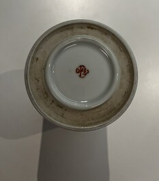 Un pot &agrave; pinceaux et un plat en porcelaine de Chine famille rose et une paire de pots couverts en bleu et blanc, 19/20&egrave;me