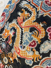 Tapis &agrave; d&eacute;cor de deux dragons chassant la perle, Tibet, 19&egrave;me