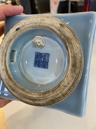 Vase de forme 'cong' en porcelaine de Chine en claire de lune monochrome, marque de Qianlong, 20&egrave;me