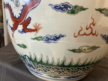 Un vase en porcelaine de Chine en bleu et blanc sur fond c&eacute;ladon, une paire dit 'de Nanking' et un aquarium en famille verte, 19&egrave;me