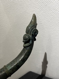 Een bronzen Khmer draagstoel-element, Cambodja of Thailand, wellicht Angkor periode, 13e eeuw