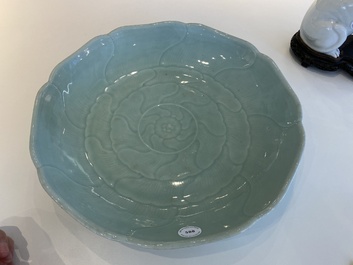 Een Chinese celadon 'lotus' schotel, Qianlong