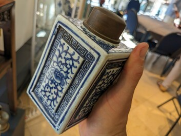 13 stukken Chinees blauw-wit porselein, 18/20e eeuw