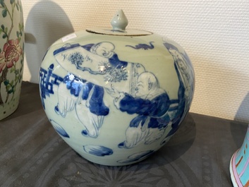 Quatre vases en porcelaine de Chine famille rose et un pot couvert en bleu et blanc sur fond c&eacute;ladon, 19&egrave;me