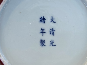 Een Chinees monochroom koperrood bord, Guangxu merk en periode