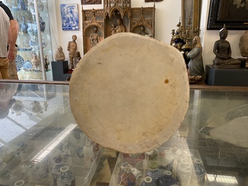 Socle en porcelaine de Chine figurant deux gar&ccedil;ons sur fond en faux-bois, Qianlong