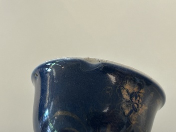 Een paar Chinese poederblauwe stem cups met verguld decor, Kangxi