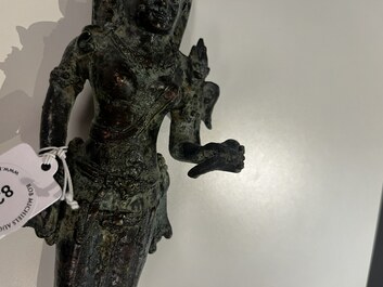 Een Javaanse bronzen sculptuur van de godin Dewi Tara, Majapahit koninkrijk, Indonesi&euml;, wellicht 14e eeuw