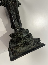 Een Javaanse bronzen sculptuur van de godin Dewi Tara, Majapahit koninkrijk, Indonesi&euml;, wellicht 14e eeuw