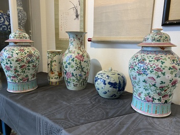 Quatre vases en porcelaine de Chine famille rose et un pot couvert en bleu et blanc sur fond c&eacute;ladon, 19&egrave;me