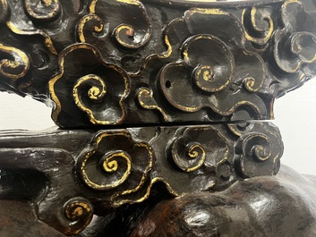 Grand socle en bois sculpt&eacute; et laqu&eacute; en forme de crapaud &agrave; trois pattes, Chine, Ming