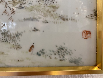 Een Chinese qianjiang cai plaquette met een berglandschap, 19e eeuw