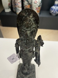 Een Javaanse bronzen sculptuur van de godin Dewi Tara, Majapahit koninkrijk, Indonesi&euml;, wellicht 14e eeuw