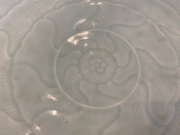 Plat en porcelaine de Chine en c&eacute;ladon &agrave; d&eacute;cor d'un lotus, Qianlong