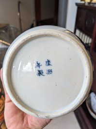 Zes diverse Chinese porseleinen vazen en een dekseldoos, 19/20e eeuw