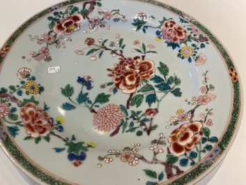 Un plat et une paire d'assiettes en porcelaine de Chine famille rose, Yongzheng