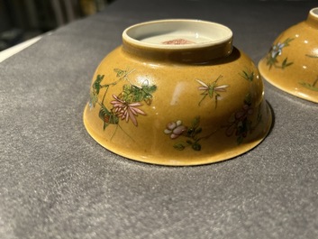 Paire de bols en porcelaine de Chine famille rose &agrave; d&eacute;cor de sauterelles sur fond caf&eacute; au lait, marque et &eacute;poque de Daoguang
