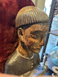 Een deels vergulde en gepolychromeerde houten sculptuur van een monnik met kist, wellicht Spanje, 16e eeuw