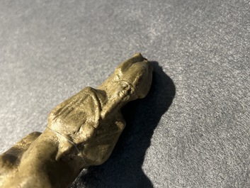 Een sculptuur van Osiris in groene steen, een scarabee in steatiet en een Thot in groene frit, Egypte, Nieuwe Rijk tot Ptolema&iuml;sche periode