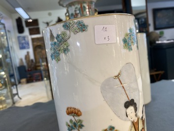 Une paire de porte-chapeaux en porcelaine de Chine famille rose et un vase de Canton, 19/20&egrave;me