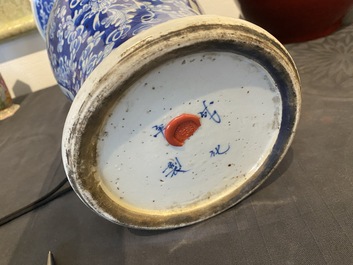 Un vase &agrave; d&eacute;cor 'Shou' en porcelaine de Chine en bleu et blanc et une paire de forme bouteille en sang de boeuf, 19/20&egrave;me