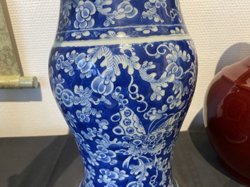 Un vase &agrave; d&eacute;cor 'Shou' en porcelaine de Chine en bleu et blanc et une paire de forme bouteille en sang de boeuf, 19/20&egrave;me