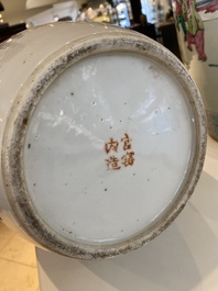 Deux pots couverts en porcelaine de Chine famille rose et qianjiang cai, 19&egrave;me