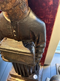Een deels vergulde en gepolychromeerde houten sculptuur van een monnik met kist, wellicht Spanje, 16e eeuw