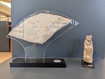 Een sculptuur van Anubis in kalksteen, twee sarcofaagfragmenten en een fragment van een reli&euml;f, Late Tijd