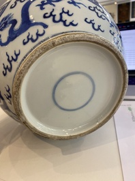 Een Chinese blauw-witte flesvormige vaas, 19e eeuw