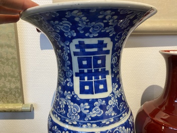 Un vase &agrave; d&eacute;cor 'Shou' en porcelaine de Chine en bleu et blanc et une paire de forme bouteille en sang de boeuf, 19/20&egrave;me