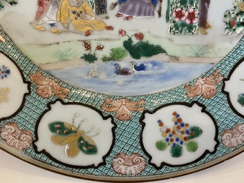 Assiette en porcelaine de Chine famille rose &agrave; d&eacute;cor '&agrave; la tonnelle' d&rsquo;apr&egrave;s un dessin de Cornelis Pronk, Qianlong