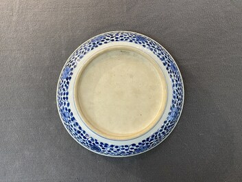 Plat en porcelaine de Chine en bleu et blanc &agrave; d&eacute;cor d'un bouquet de fleurs, Qianlong
