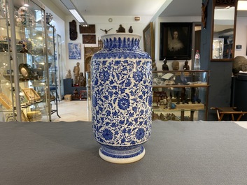 Een Chinese blauw-witte vaas met lotusslingers in Ming-stijl, Qianlong merk maar wellicht later