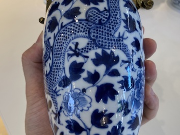 Cinq vases en porcelaine de Chine en bleu et blanc, 19&egrave;me