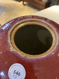 Paire de pots couverts en porcelaine de Chine en sang de boeuf monochrome, 19&egrave;me