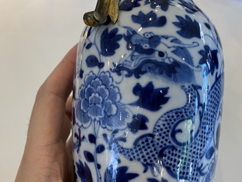 Cinq vases en porcelaine de Chine en bleu et blanc, 19&egrave;me