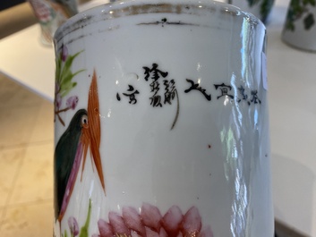 Trois porte-chapeaux et une paire de vases de forme 'gu' en porcelaine de Chine qianjiang cai, 19/20&egrave;me