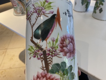 Trois porte-chapeaux et une paire de vases de forme 'gu' en porcelaine de Chine qianjiang cai, 19/20&egrave;me