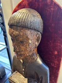 Een deels vergulde en gepolychromeerde houten sculptuur van een monnik met kist, wellicht Spanje, 16e eeuw