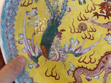 Plat en porcelaine de Chine famille rose &agrave; d&eacute;cor d'un dragon et d'un ph&eacute;nix sur fond jaune, marque de Qianlong, 19/20&egrave;me