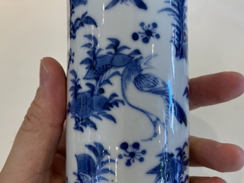 Cinq vases en porcelaine de Chine en bleu et blanc, 19&egrave;me