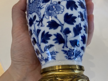 Cinq vases en porcelaine de Chine en bleu et blanc, 19&egrave;me