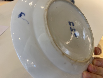 Un plat et dix assiettes en porcelaine de Chine en bleu et blanc, 19&egrave;me