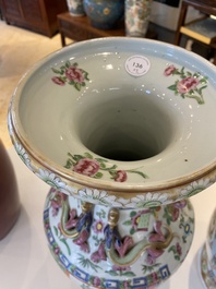 Paire de vases en porcelaine de Chine famille rose de Canton aux anses en forme de canards, 19&egrave;me