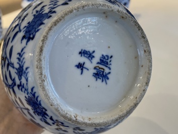 Cinq vases en porcelaine de Chine en bleu et blanc, 19&egrave;me