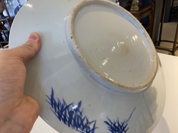 Un plat et dix assiettes en porcelaine de Chine en bleu et blanc, 19&egrave;me